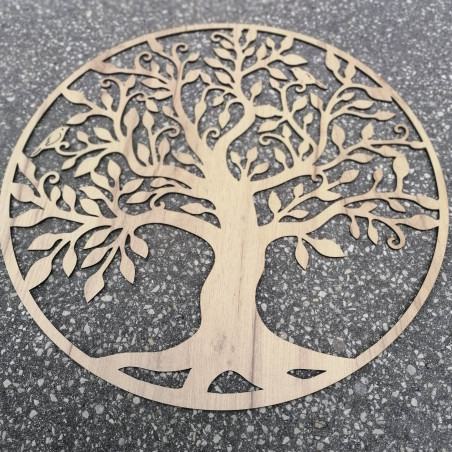 Runder Baumschmuck aus Holz mit feinen, natürlichen Details