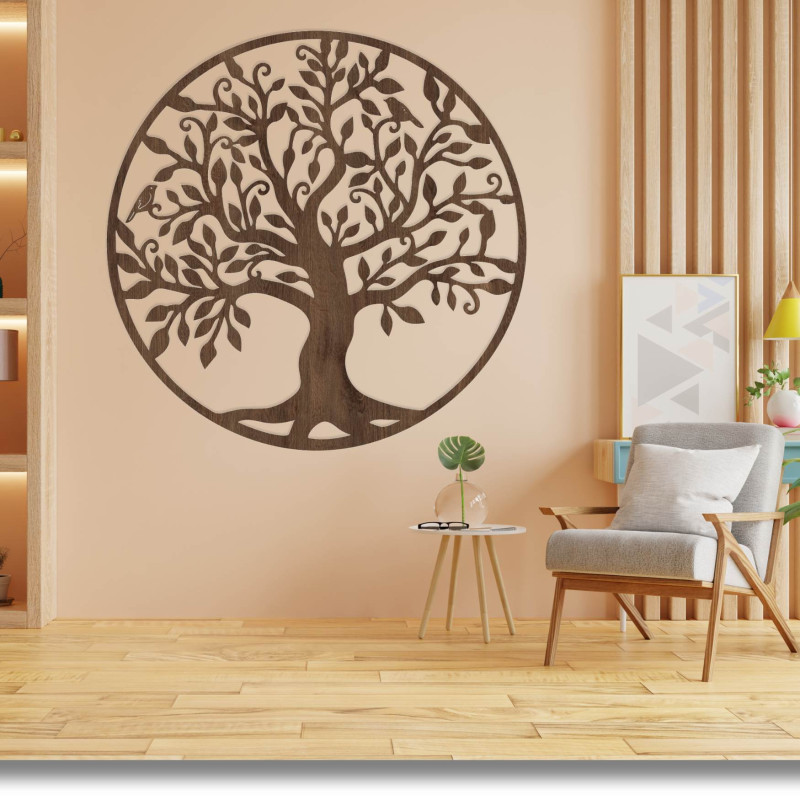 Lebensbaum aus Holz an der Wand mit detaillierten Schnitzereien und Blättern