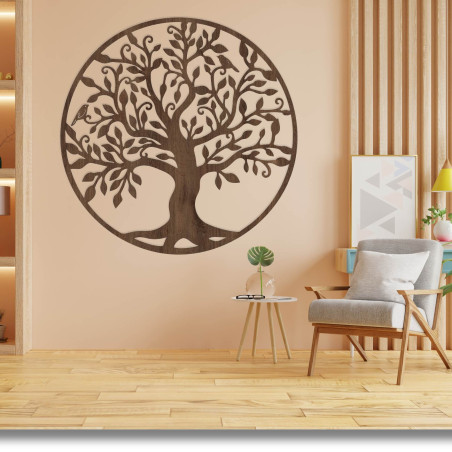 Lebensbaum aus Holz an der Wand mit detaillierten Schnitzereien und Blättern
