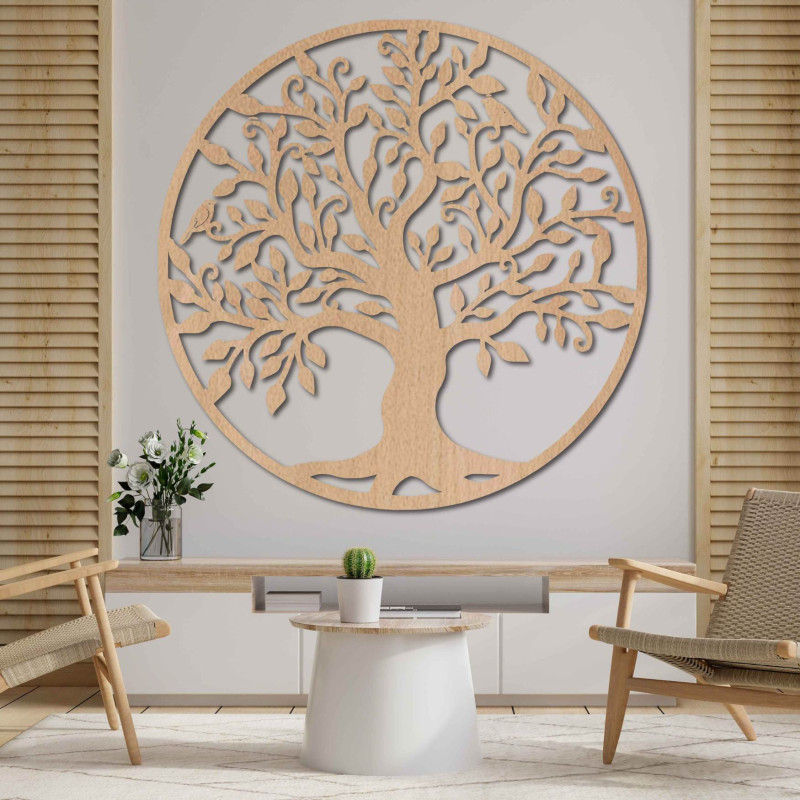 Runder Baumschmuck aus Holz mit feinen, natürlichen Details