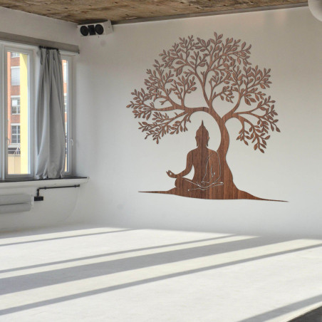 Lebensbaum aus Holz mit der friedvollen Silhouette eines Buddhas