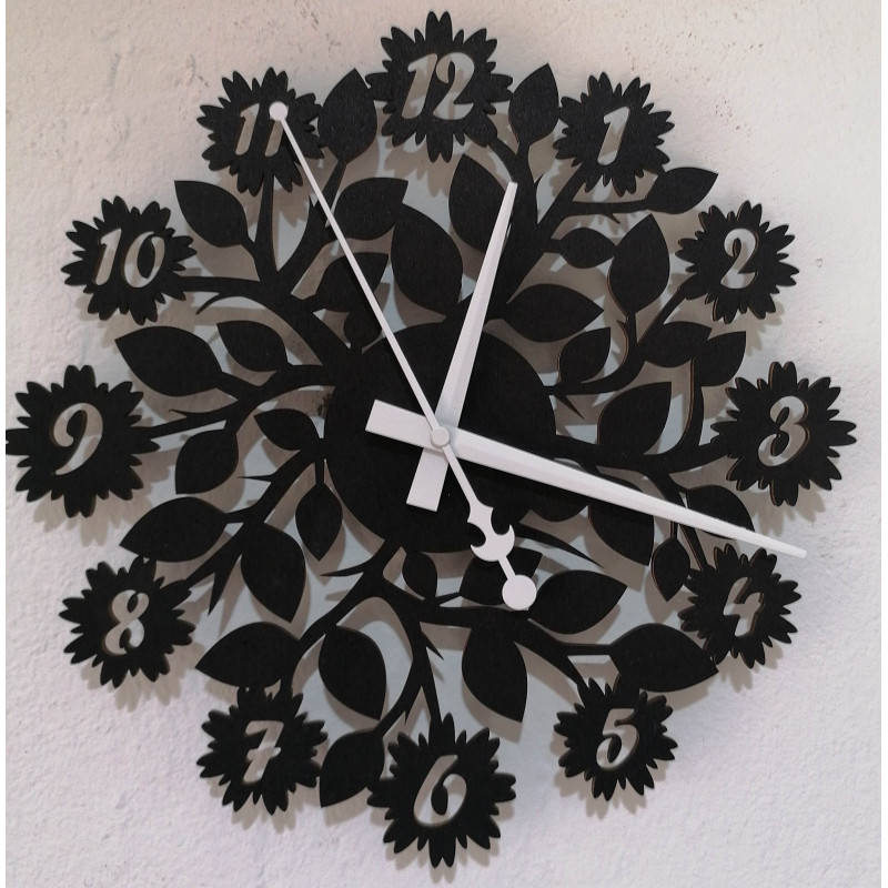 Elegante Holzuhr mit geräuschlosem Betrieb und einem zarten Blumenmotiv.