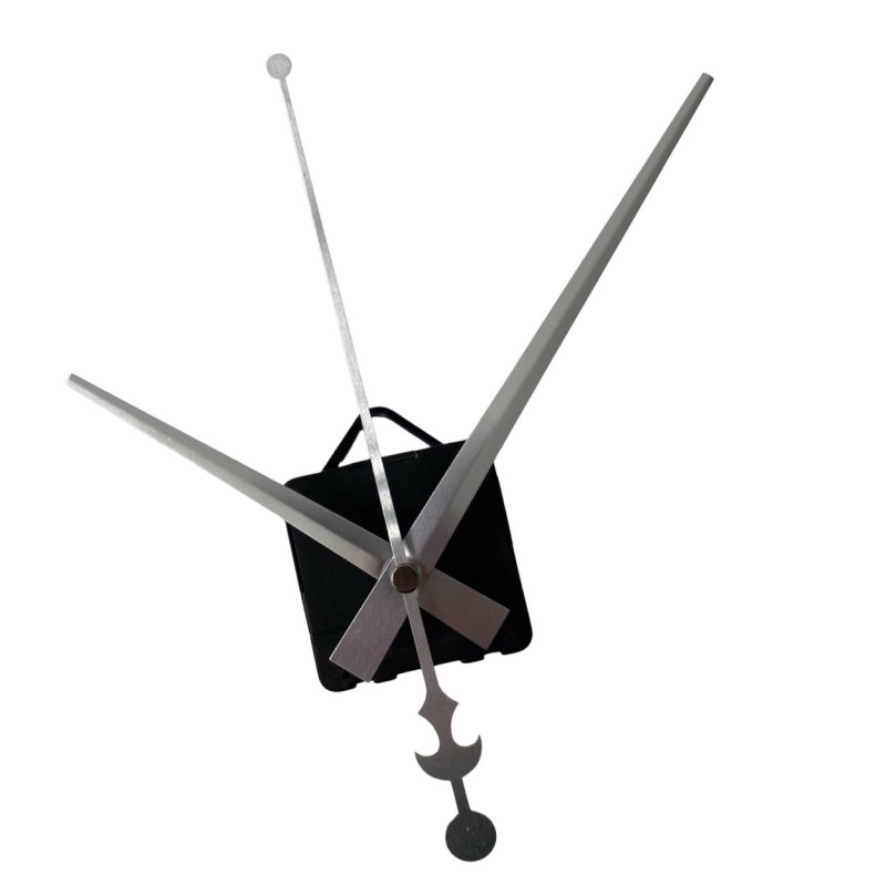 Silberne Zeiger ersetzen die alten Teile und verleihen der Uhr ein frisches Aussehen.