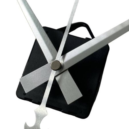 Silberne Ankerzeiger für eine Uhr mit klarem, technischem und professionellem Look.