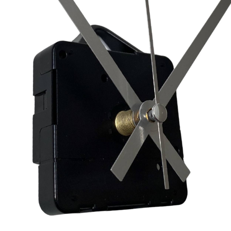 Selbstgemachte silberne Uhrzeiger zum Gestalten Ihrer eigenen Designer-Wanduhr.