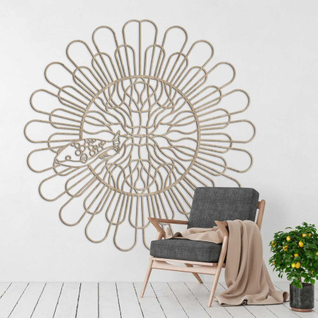 Schwarzes Holzmandala mit Fischen an einer weißen Wand in einer modernen Wohnung