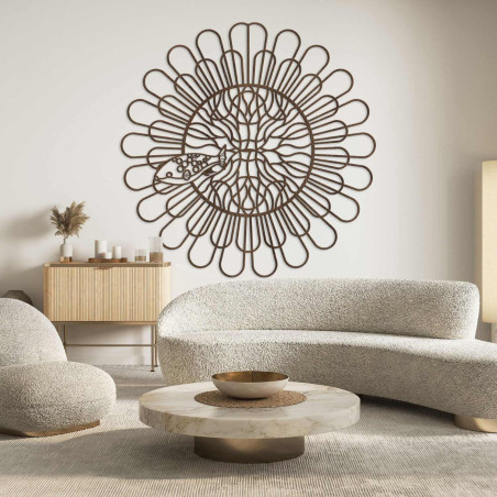 Schwarzes Holzmandala mit Fischen an einer weißen Wand in einer modernen Wohnung