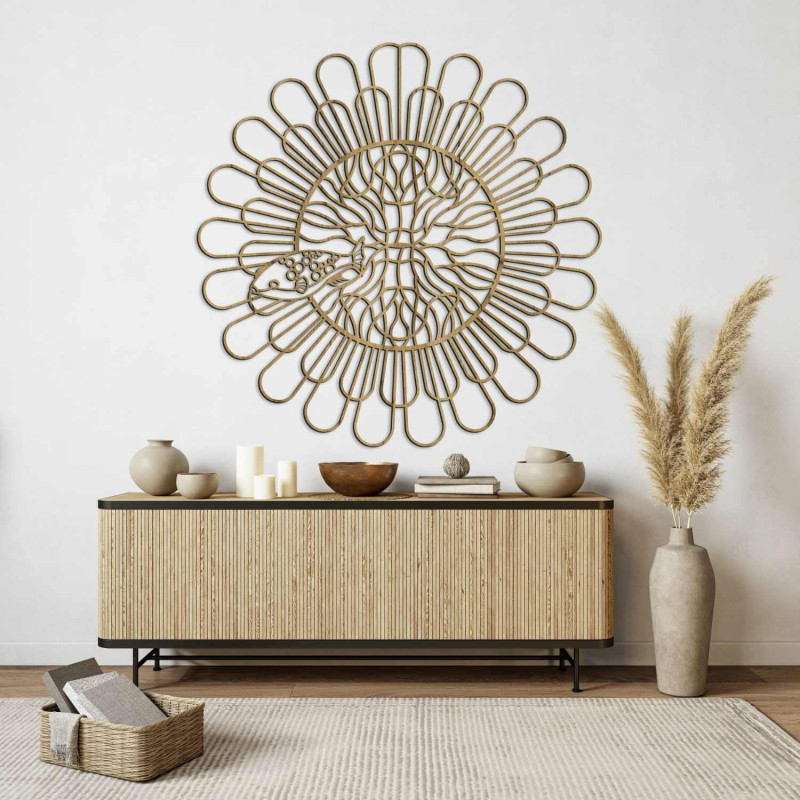 Aus schwarzem HDF-Plattenmaterial gefertigtes, dreidimensionales Mandala eines vierzähnigen Fisches.