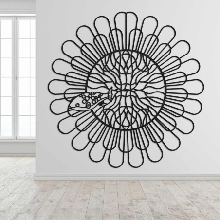 Aus schwarzem HDF-Plattenmaterial gefertigtes, dreidimensionales Mandala eines vierzähnigen Fisches.