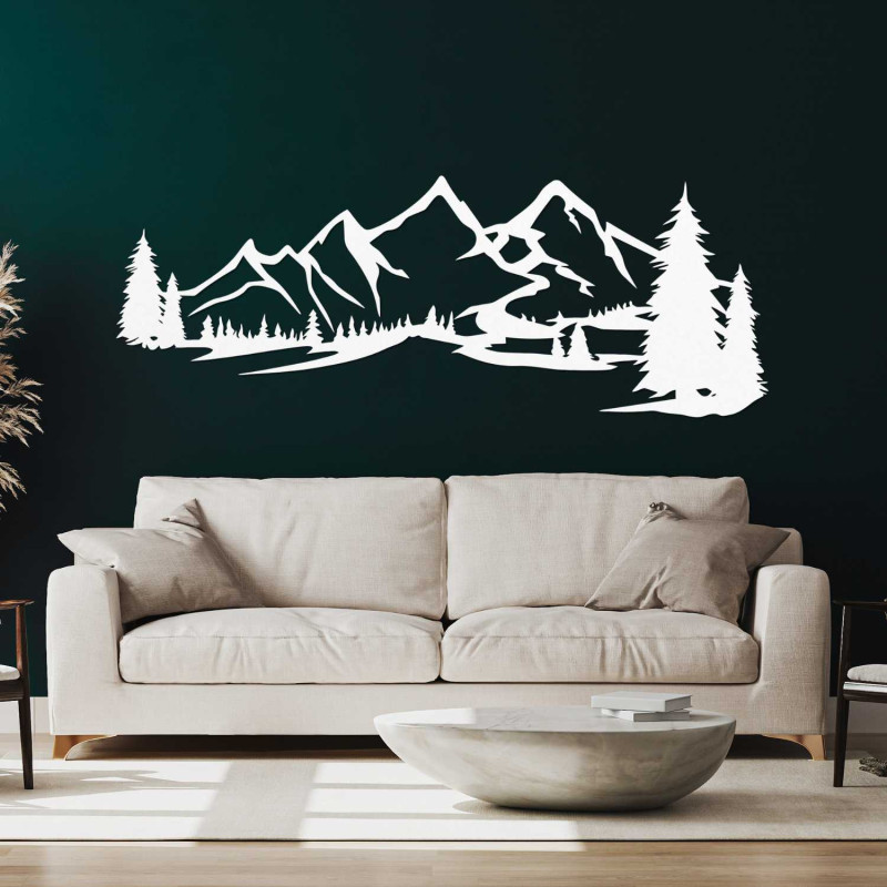 Schwarzes Panoramabild von Bergen und Wald über einem grauen Sessel im Wohnzimmer.