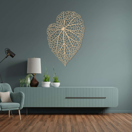 Moderne Holzmalerei mit filigraner Blattstruktur