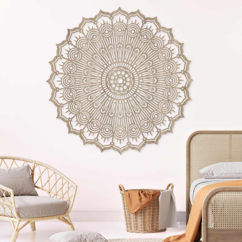 Braune, geschnitzte Mandala-Wand, runde Holztafel. Geometrische Kunst und ornamentale Wohndekoration.