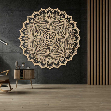 Braune, geschnitzte Mandala-Wand, runde Holztafel. Geometrische Kunst und ornamentale Wohndekoration.