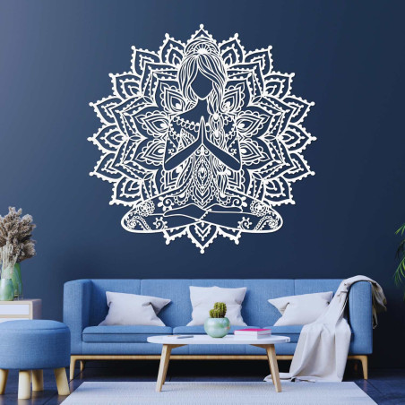 Yoga-Frau aus Holz an der Wand – moderne Dekoration für ein friedliches Interieur.