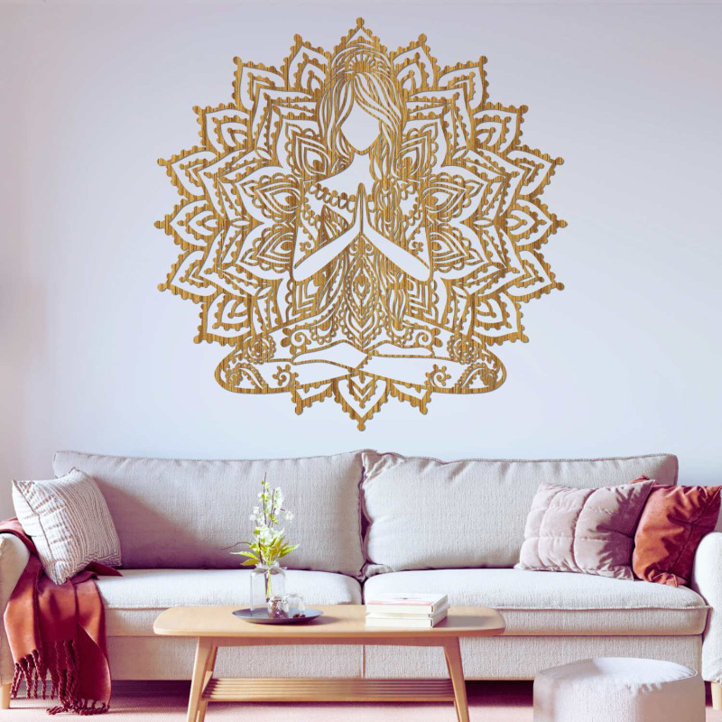 Mandala aus Holz mit einer Yoga-Frau – eine harmonische Dekoration für ein modernes Zuhause.