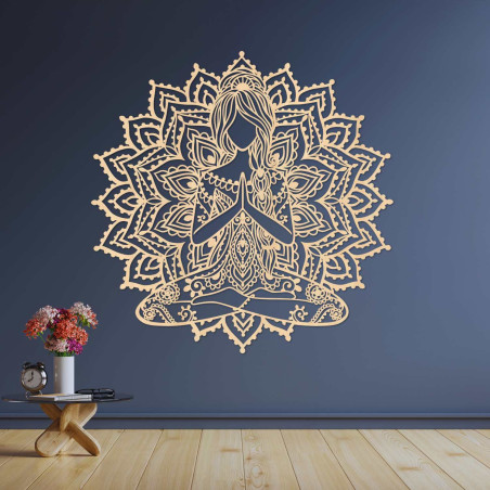 Mandala aus Holz mit einer Yoga-Frau – eine harmonische Dekoration für ein modernes Zuhause.