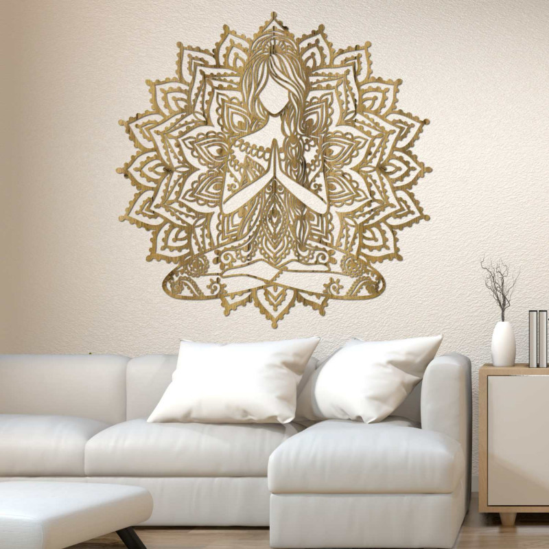 Mandala aus Holz mit einer Yoga-Frau – eine harmonische Dekoration für ein modernes Zuhause.
