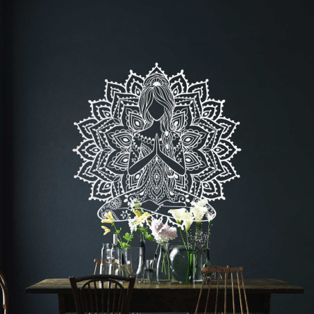 Designer-Mandala aus Holz mit Yoga-Motiv – 3D-Wanddekoration für das Wohnzimmer mit harmonischer Wirkung.