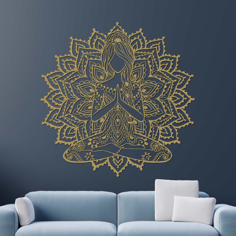 Elegante hölzerne Mandala-Yoga-Frau an der Wand – eine stilvolle Ergänzung für das Wohnzimmer, die für modernes Design und Ausge