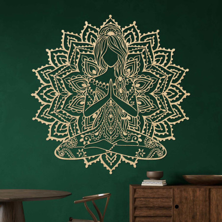 Elegante hölzerne Mandala-Yoga-Frau an der Wand – eine stilvolle Ergänzung für das Wohnzimmer, die für modernes Design und Ausge