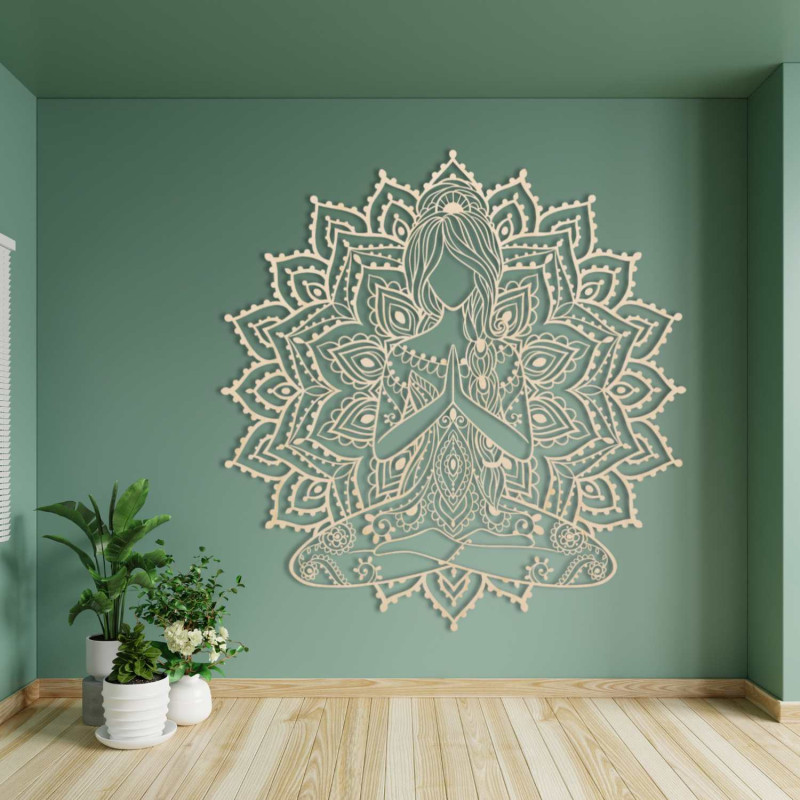 Elegante hölzerne Mandala-Yoga-Frau an der Wand – eine stilvolle Ergänzung für das Wohnzimmer, die für modernes Design und Ausge