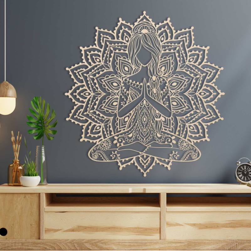 Elegante hölzerne Mandala-Yoga-Frau an der Wand – eine stilvolle Ergänzung für das Wohnzimmer, die für modernes Design und Ausge
