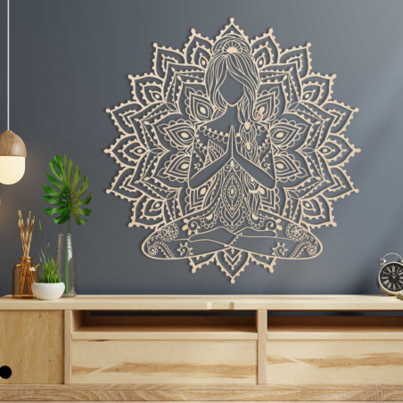 Elegante hölzerne Mandala-Yoga-Frau an der Wand – eine stilvolle Ergänzung für das Wohnzimmer, die für modernes Design und Ausge