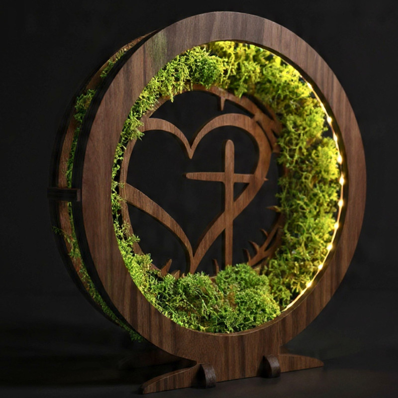 Stilvolle Dekoration mit spirituellem Motiv. LED-Lampe mit Moos in elegantem Walnussdekor.