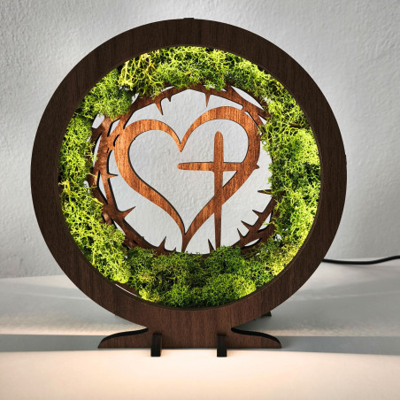 Stilvolle Dekoration mit spirituellem Motiv. LED-Lampe mit Moos in elegantem Walnussdekor.