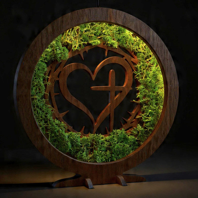 LED-Holzlampe mit Herz- und Kreuzmotiv. Natürliches Moos und warmes Licht für Ihr Zuhause.