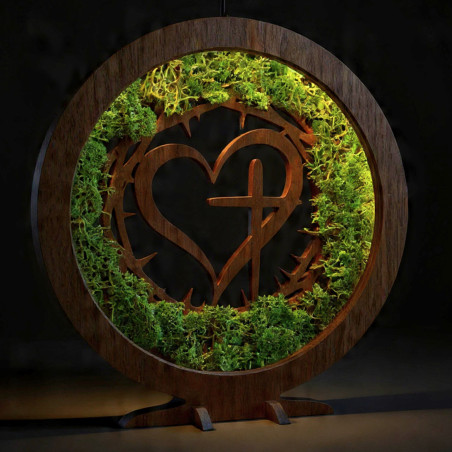 LED-Holzlampe mit Herz- und Kreuzmotiv. Natürliches Moos und warmes Licht für Ihr Zuhause.