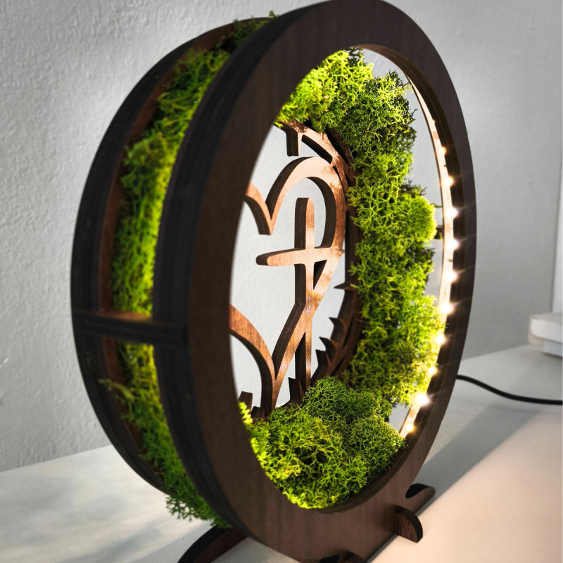 LED-Holzlampe mit Herz- und Kreuzmotiv. Natürliches Moos und warmes Licht für Ihr Zuhause.