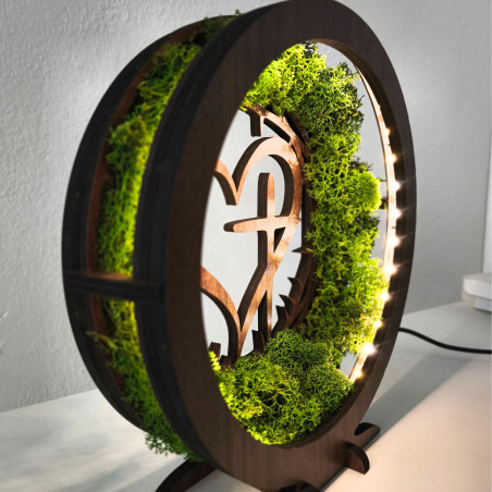 LED-Holzlampe mit Herz- und Kreuzmotiv. Natürliches Moos und warmes Licht für Ihr Zuhause.