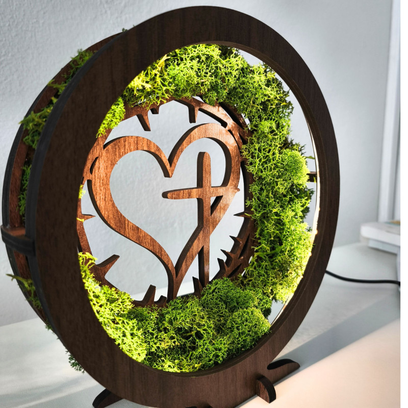 LED-Holzlampe mit Herz- und Kreuzmotiv. Natürliches Moos und warmes Licht für Ihr Zuhause.