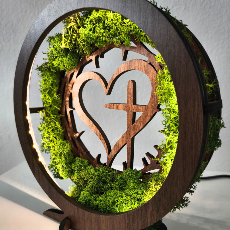 LED-Holzlampe mit Herz- und Kreuzmotiv. Natürliches Moos und warmes Licht für Ihr Zuhause.