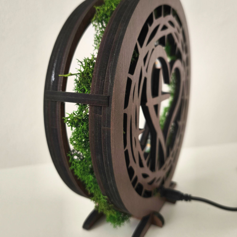 Moderne Lampe mit 3D-Motiv und lebendem Moos. Handgefertigt in der Slowakei für Ihr Interieur.