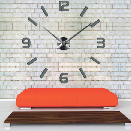 Minimalistische DIY-Uhr an einer Betonwand mit dekorativen roten Vasen