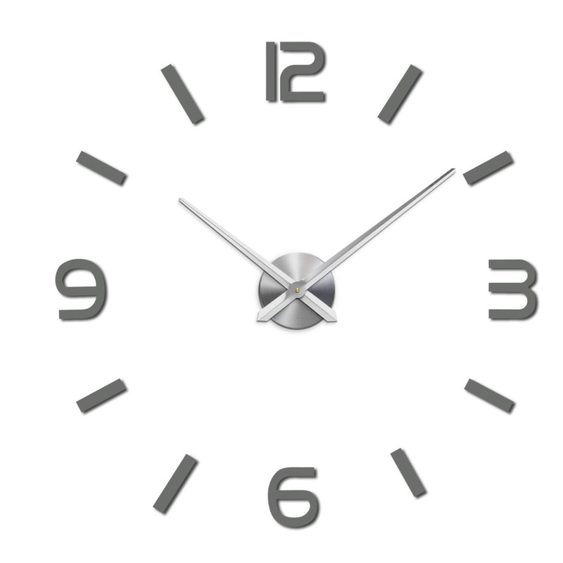 Wanduhr mit Spiegelelementen in Silberfarbe an der Wand im Innenbereich