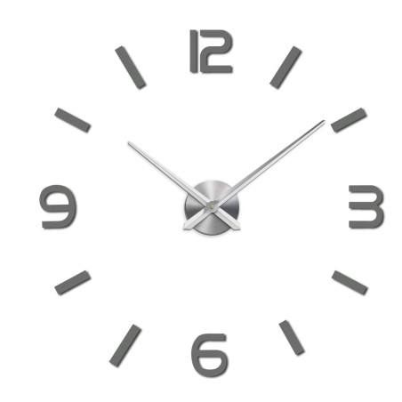 Wanduhr mit Spiegelelementen in Silberfarbe an der Wand im Innenbereich