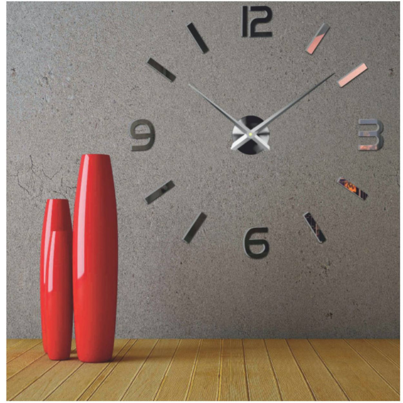 Wanduhr mit Spiegelelementen in Silberfarbe an der Wand im Innenbereich