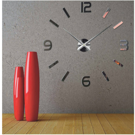 Wanduhr mit Spiegelelementen in Silberfarbe an der Wand im Innenbereich