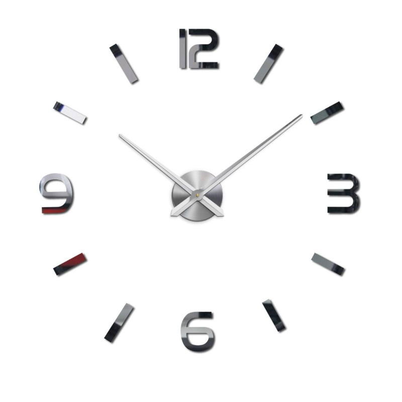 Wanduhr mit Spiegelelementen in Silberfarbe an der Wand im Innenbereich