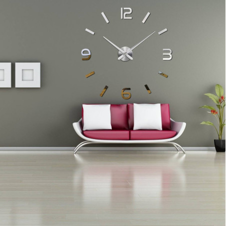 Wanduhr mit Spiegelelementen in Silberfarbe an der Wand im Innenbereich
