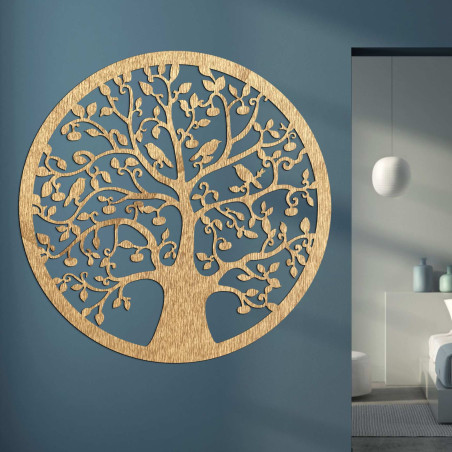 Über der Kommode befindet sich eine runde Holzdekoration in Form eines Lebensbaums in schwarzem Design.