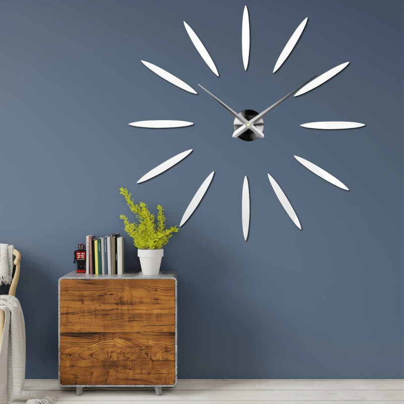 Moderne weiße Klebe-Wanduhr im minimalistischen DIY-Stil