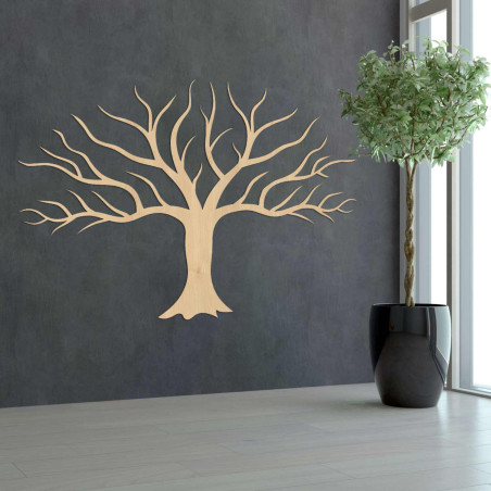 Der stilvolle Holzbaum an der Wand besticht durch sein detailliertes, minimalistisches Design.