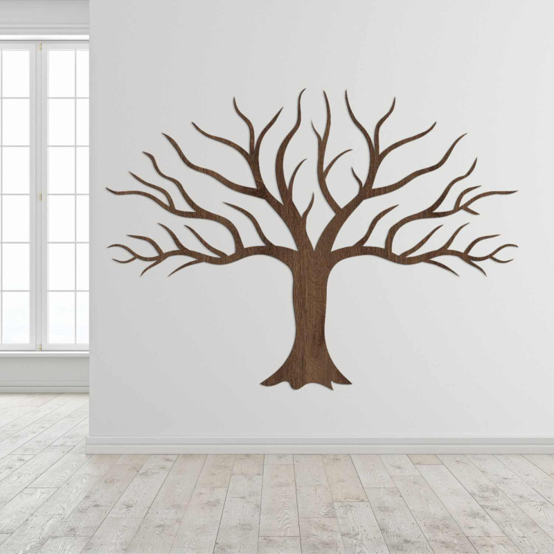 Der stilvolle Holzbaum an der Wand besticht durch sein detailliertes, minimalistisches Design.
