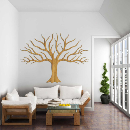 Der stilvolle Holzbaum an der Wand besticht durch sein detailliertes, minimalistisches Design.
