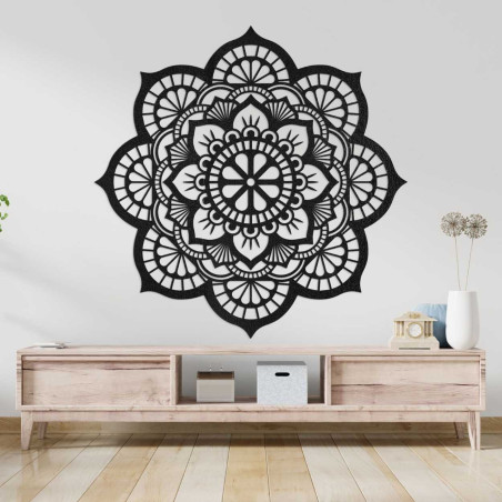 Aus Holz geschnitzte Mandala-Wanddekoration mit detailliertem Blumenmuster