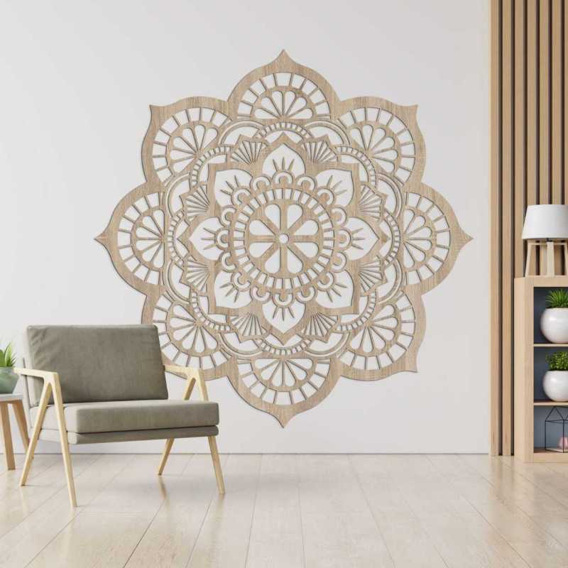 Großes hölzernes Mandala als stilvolles Accessoire über dem Wohnzimmersofa